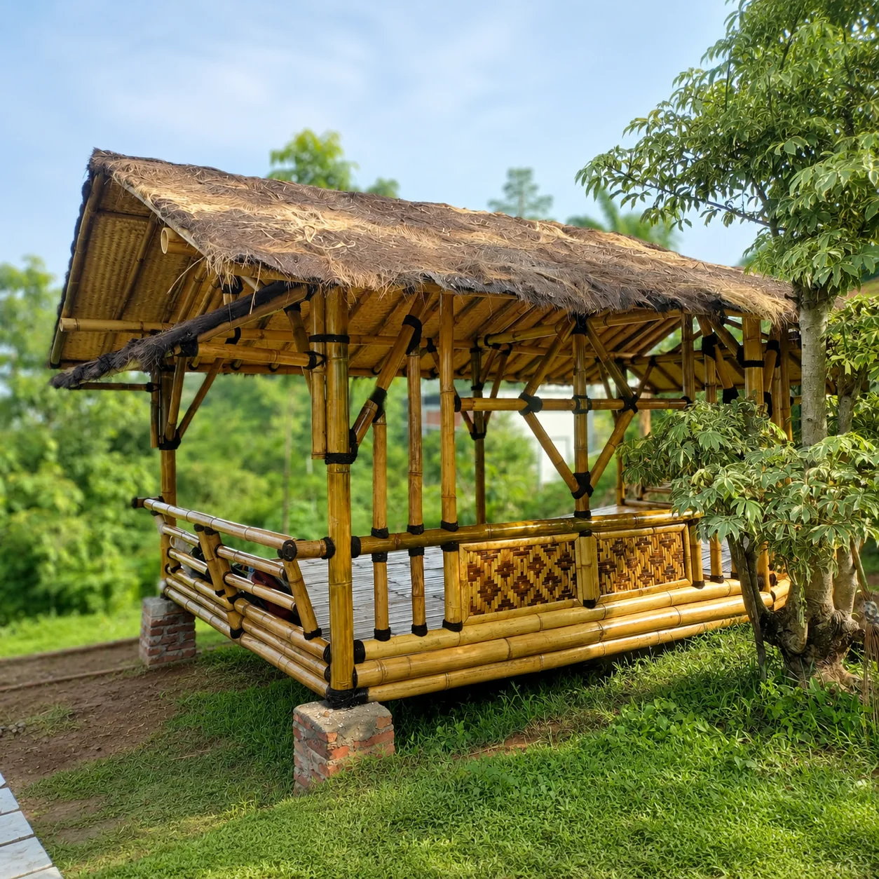 Gazebo bambu tampak belakang